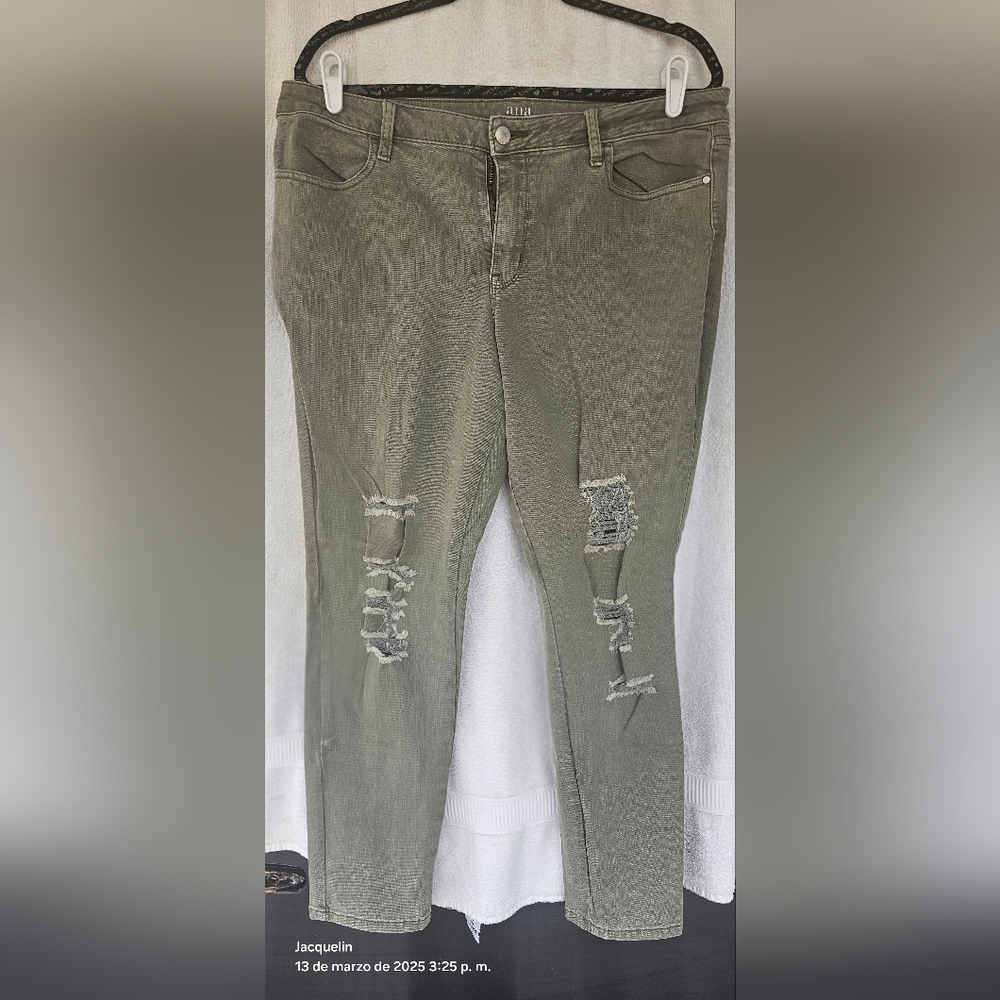 Stylish Ripped Skinny Jeans​